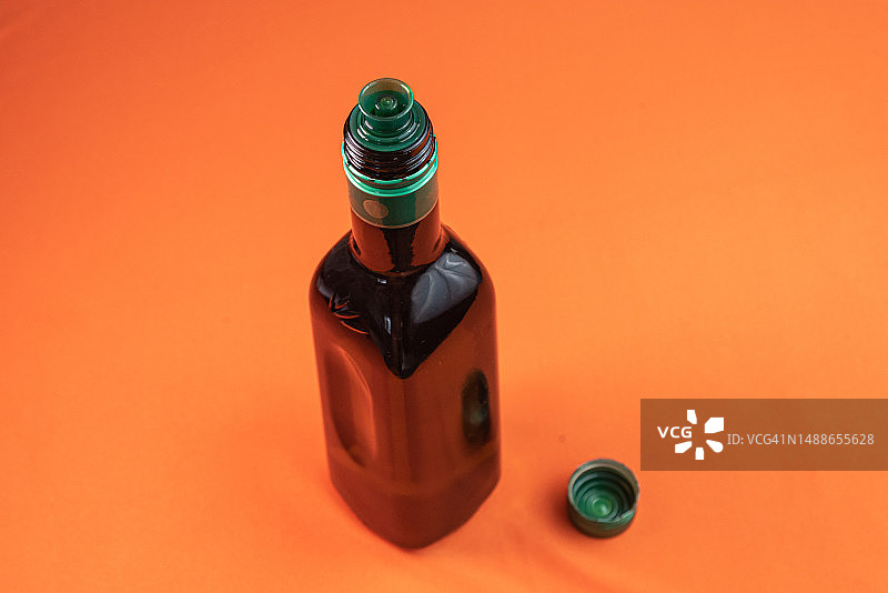橙色背景下的橙色瓶子特写，罗马尼亚图片素材