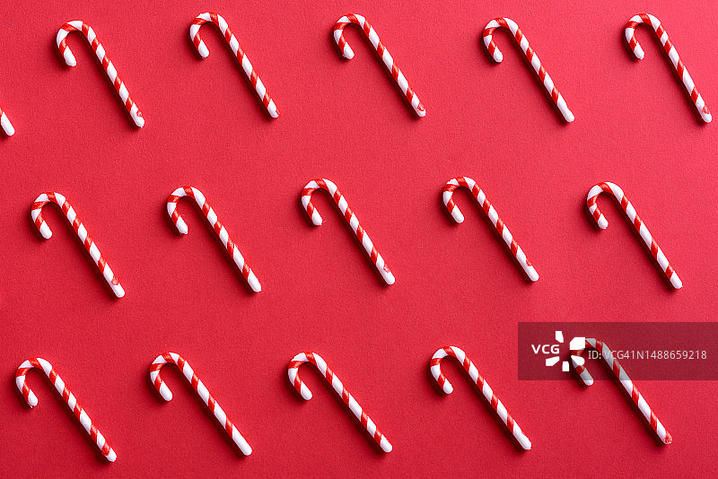 圣诞节装饰：用于装饰圣诞树的红色和白色装饰元素，罗马尼亚图片素材