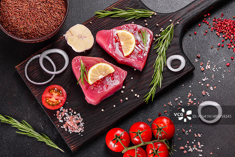 香料草药黑底新鲜金枪鱼排，罗马尼亚图片素材
