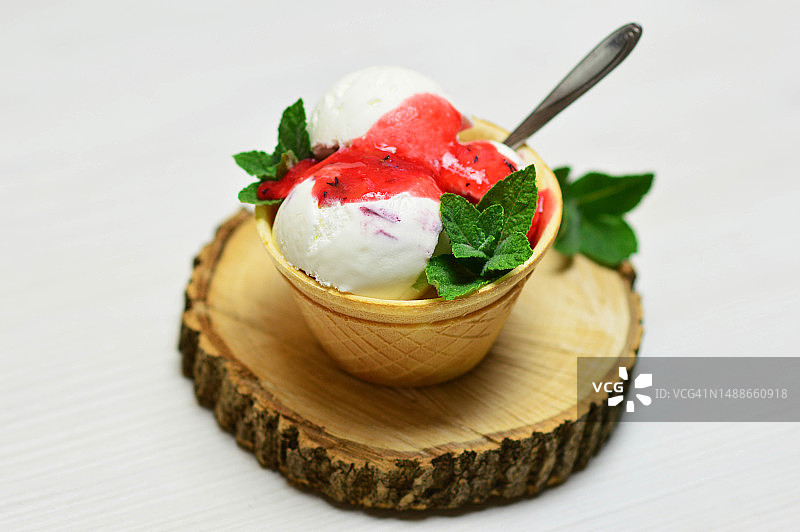 罗马尼亚水果酱薄荷冰淇淋图片素材
