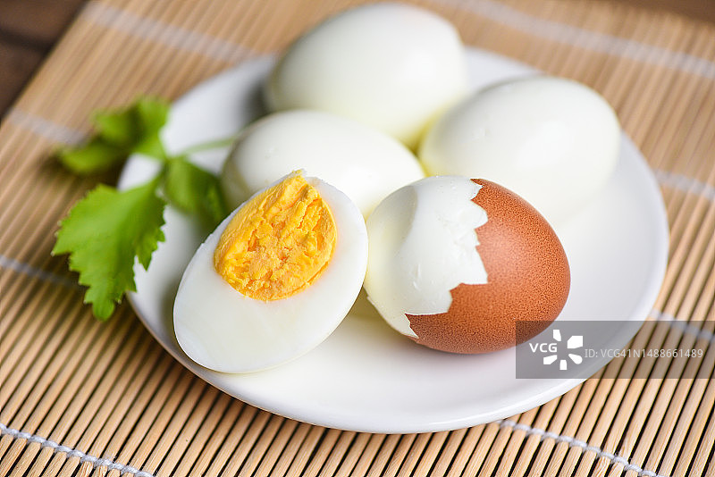 健康鸡蛋烹饪理念，鸡蛋早餐，去皮鸡蛋搭配芹菜叶图片素材