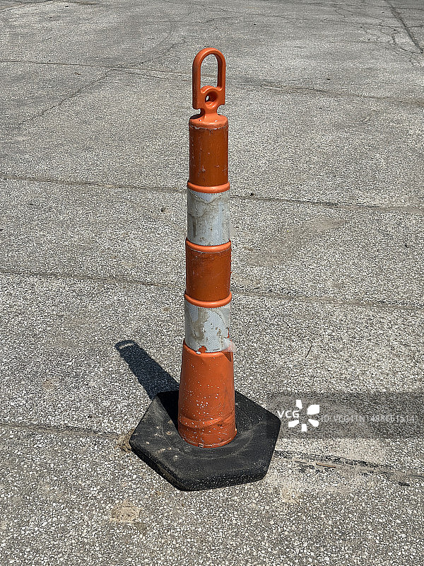 用于高速公路施工绕行的交通锥图片素材