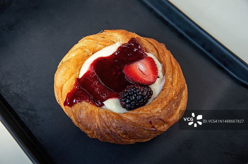 奶油芝士红莓果泥草莓黑莓克拉芬图片素材