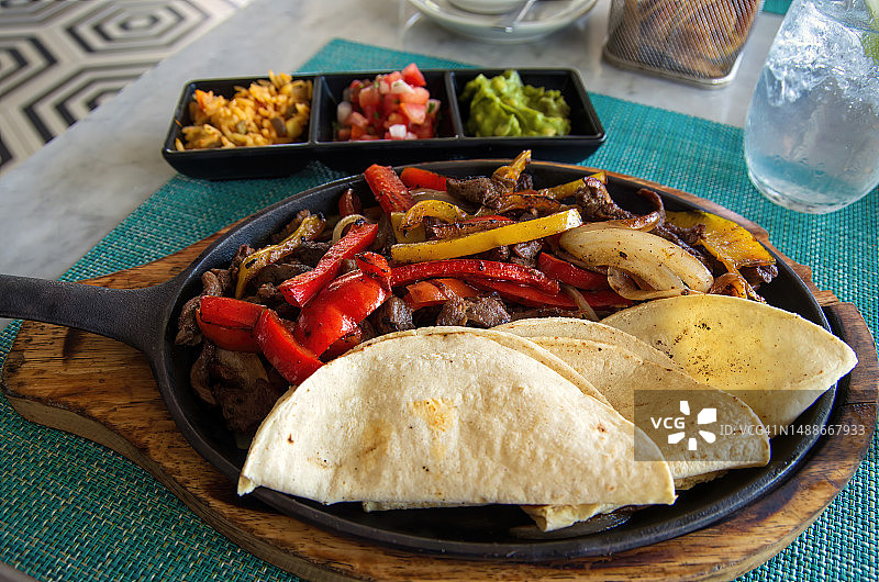 铸铁锅里的烤牛肉卷图片素材