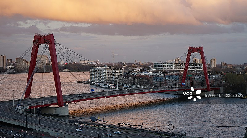 荷兰鹿特丹，河上悬索桥景观图片素材