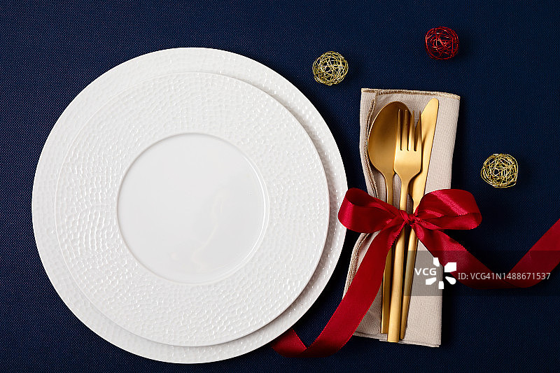 圣诞节婚礼生日餐桌布置与金色餐具和瓷盘，罗马尼亚图片素材