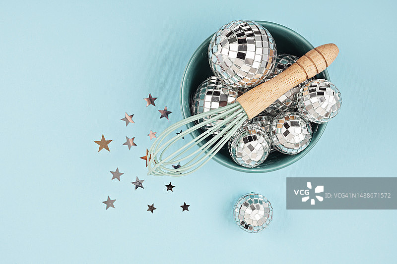 迪斯科球碗中搅拌扁平风静物摄影，派对庆祝活动策划图片素材