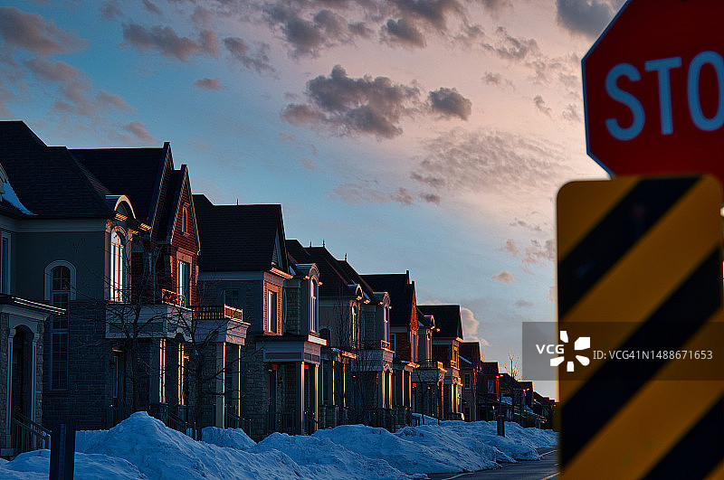 低角度拍摄加拿大的建筑物，背景是日落时的天空图片素材