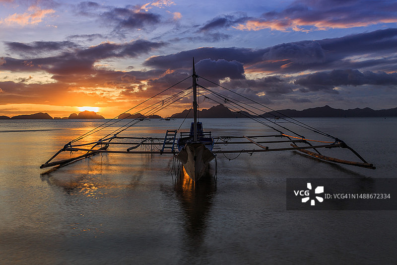 日落下的游轮，巴拉望，菲律宾，罗马尼亚图片素材