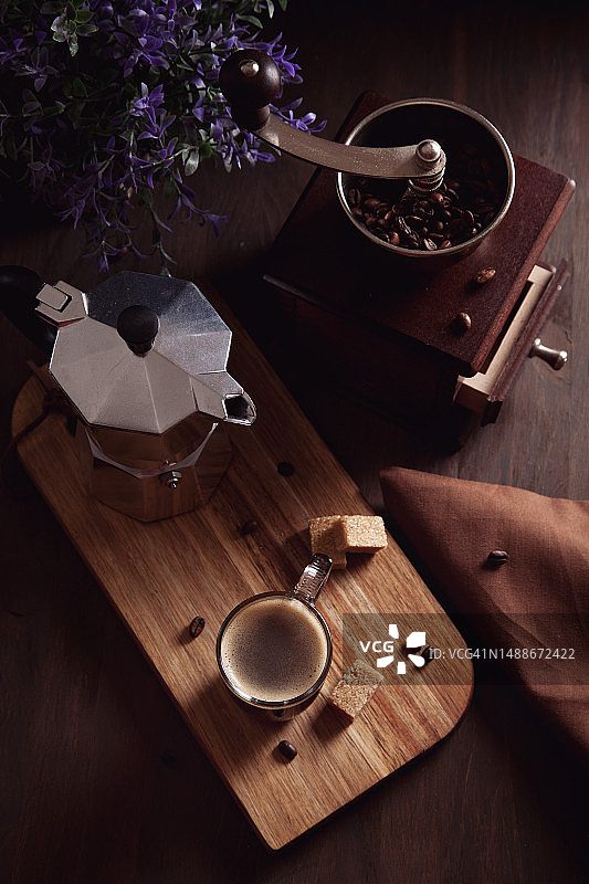 高角度拍摄的罗马尼亚茶杯图片素材