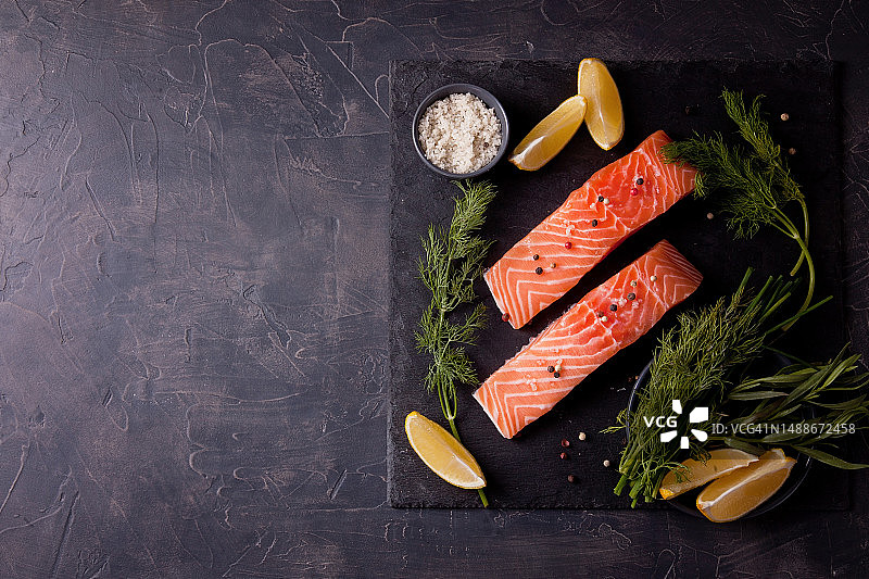 罗马尼亚桌子上食材的高角度视图图片素材