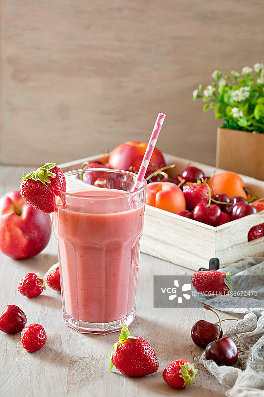 草莓冰沙特写，冰沙在桌子上，罗马尼亚图片素材
