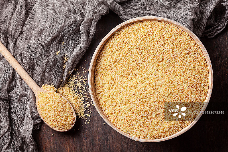 碗中生蒸粗麦粉顶视图，罗马尼亚图片素材