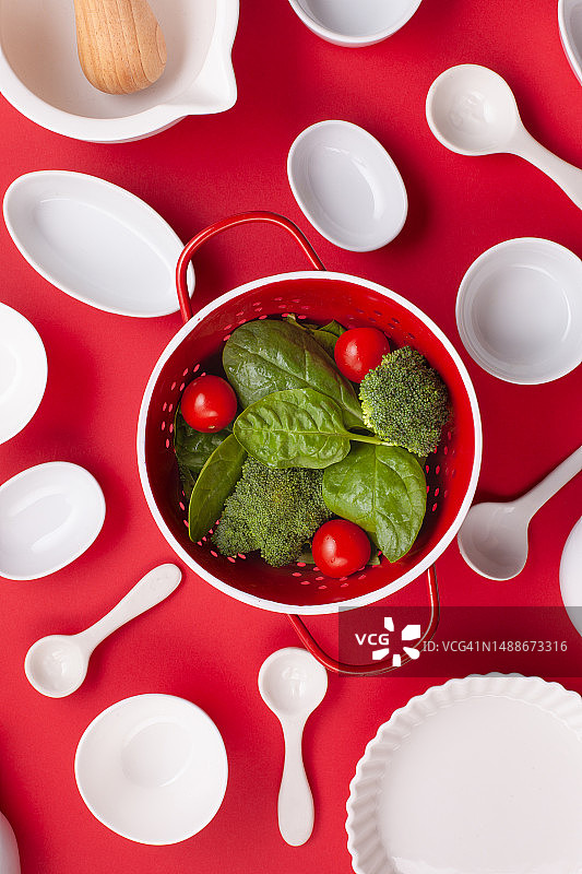 白色餐具和厨房用具在红色背景上的模型，烹饪博客概念图片素材