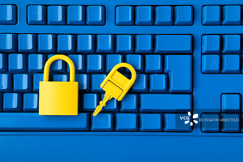 网络数据和信息安全理念，黄色挂锁、钥匙和蓝色键盘电脑，信息安全，机密性概念，罗马尼亚图片素材