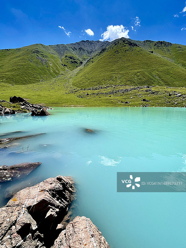 吉尔吉斯斯坦伊塞克湖的湖光山色图片素材