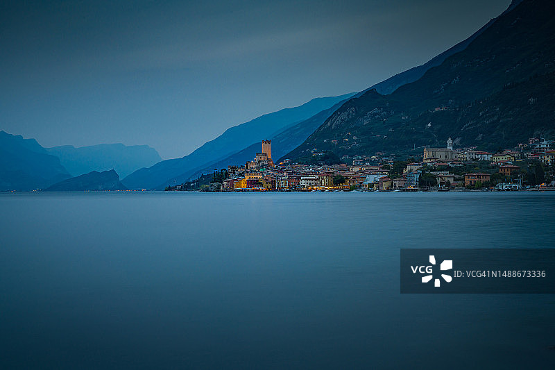 意大利威尼托马尔切西内蓝天下湖畔山景图片素材