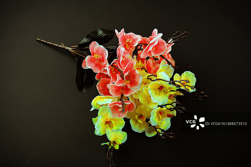 玫瑰、菊花和藏红花康乃馨花束，真花与人造花，俄罗斯图片素材