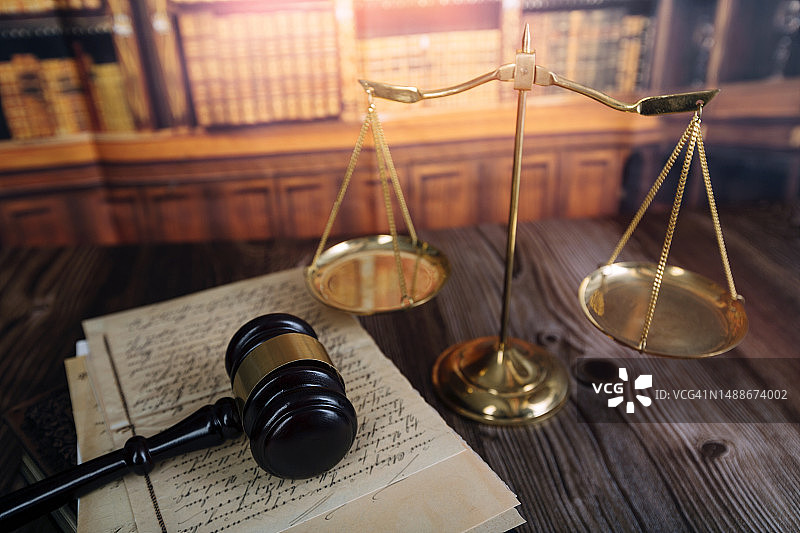 正义与法律概念：法庭中的男性法官在木桌旁，顾问或男性律师在办公室工作，法律建议与正义概念，罗马尼亚图片素材