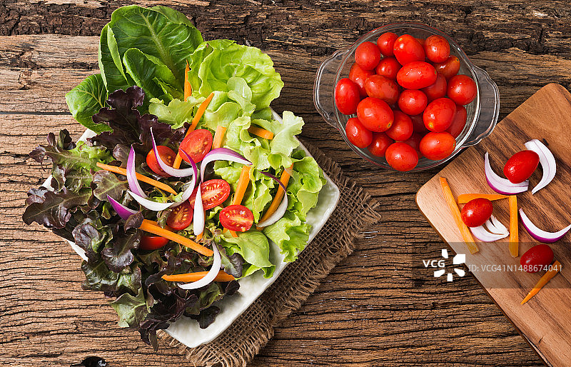 罗马尼亚碗中沙拉高角度视图图片素材