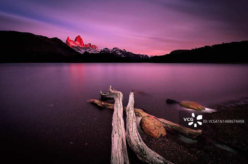 日落时分智利菲茨罗伊湖泊的风景图片素材