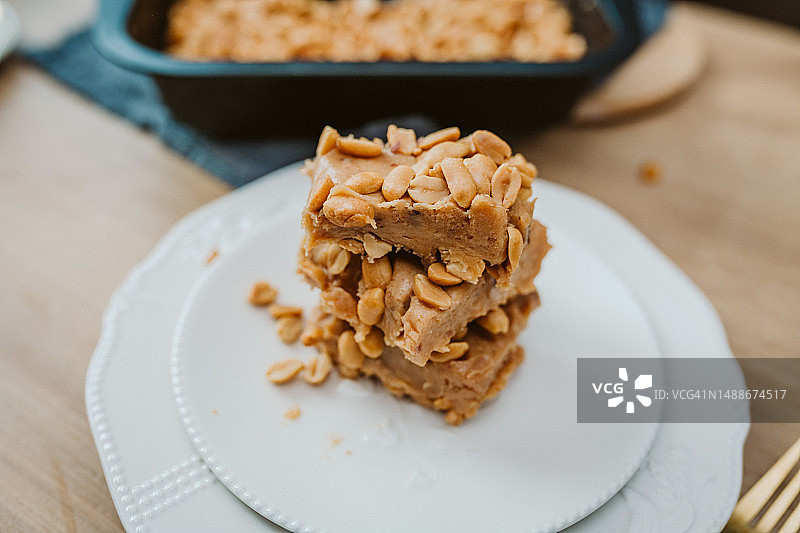 特写：拉脱维亚叶尔加瓦桌上的盘装甜点图片素材