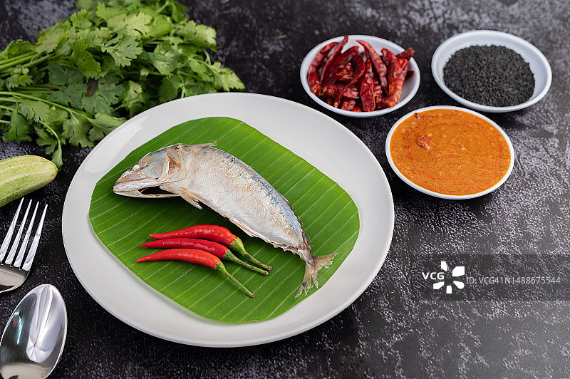 放在香蕉叶上的鲭鱼图片素材