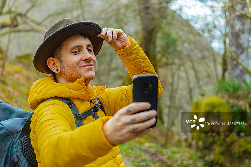 身穿黄色衣服的旅行者、徒步旅行者和探险家图片素材