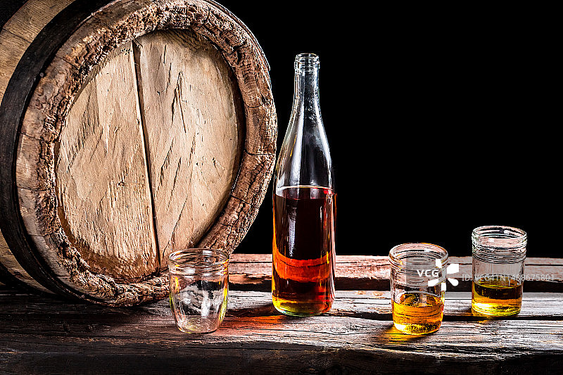 三杯陈年威士忌和酒瓶图片素材