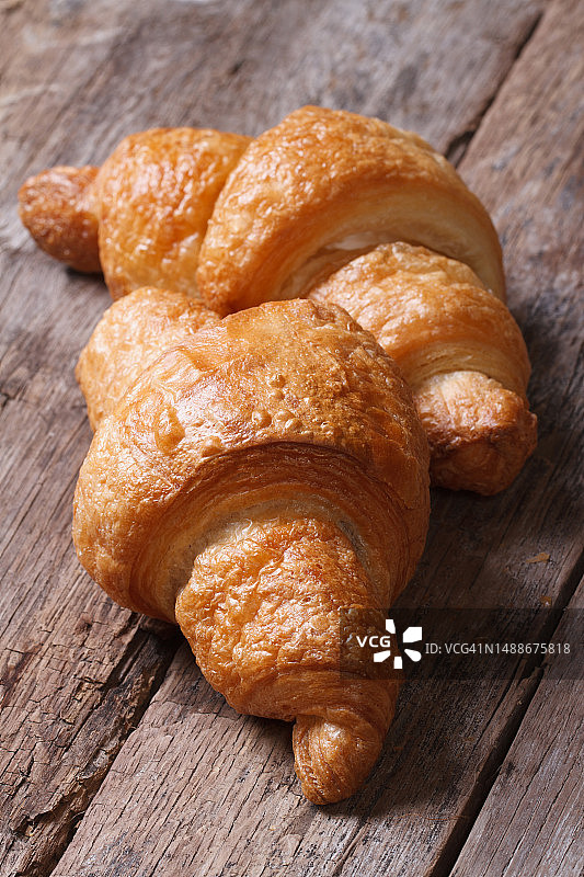 桌子上美味新鲜羊角面包特写（竖版）图片素材