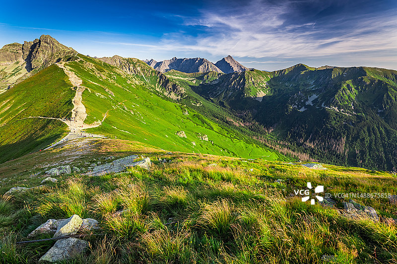 波兰塔特拉山脉的绚丽日落图片素材
