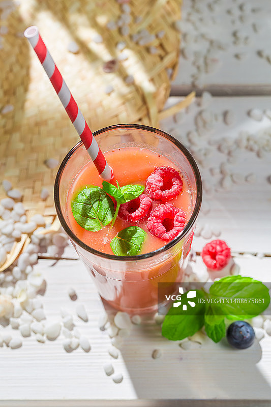 桌子上的饮品（高角度拍摄）图片素材