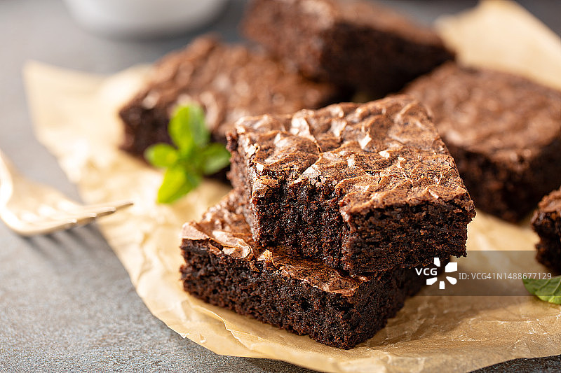 羊皮纸上的新鲜烤巧克力布朗尼图片素材