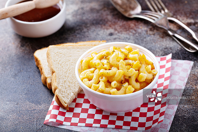 泡沫碗中的芝士通心粉图片素材