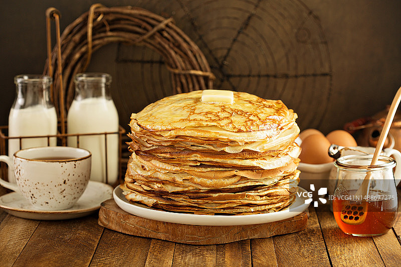 堆叠的俄罗斯薄烤饼图片素材