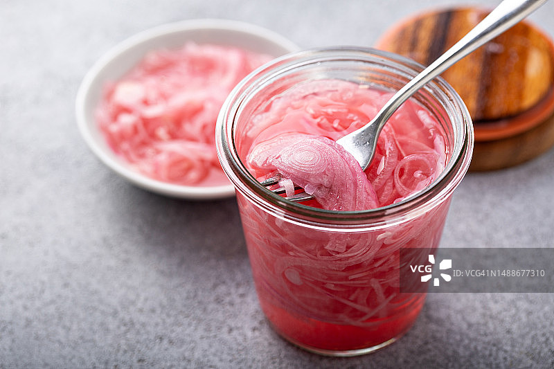 桌上玻璃杯中的甜点特写图片素材