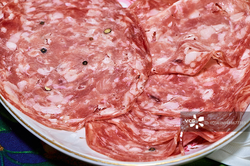 盘子里盛放的冷切肉图片素材