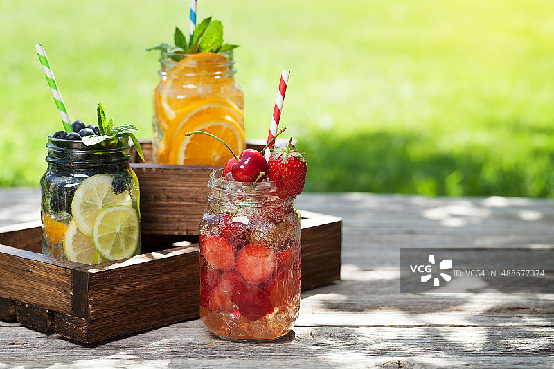 特写：美国桌子上罐中的饮品图片素材