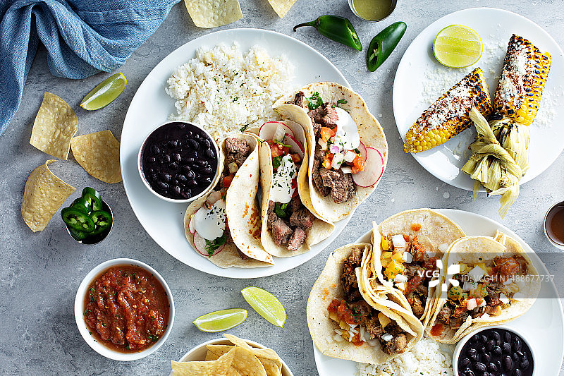 餐桌上的食物俯视图图片素材