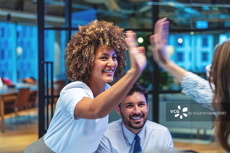 商务女人与同事在会议室击掌图片素材