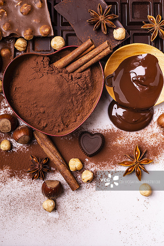 榛子香料黑巧克力美食，意大利风味图片素材