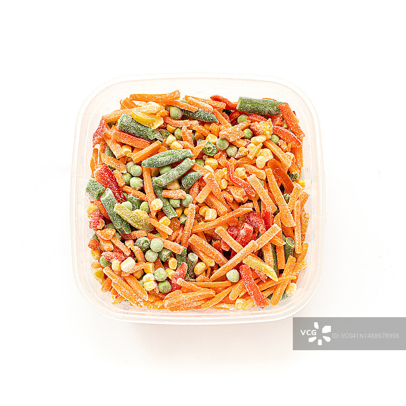 冷冻蔬菜丁塑料碗装，白色背景，俯视图图片素材