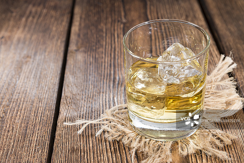 深色复古木质背景上的苹果利口酒杯（罗马尼亚）图片素材
