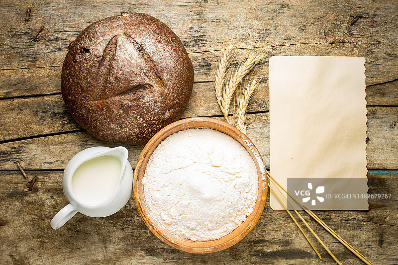 烘焙食谱背景：黑麦面包与配料，木质背景上的空白食谱纸（罗马尼亚）图片素材
