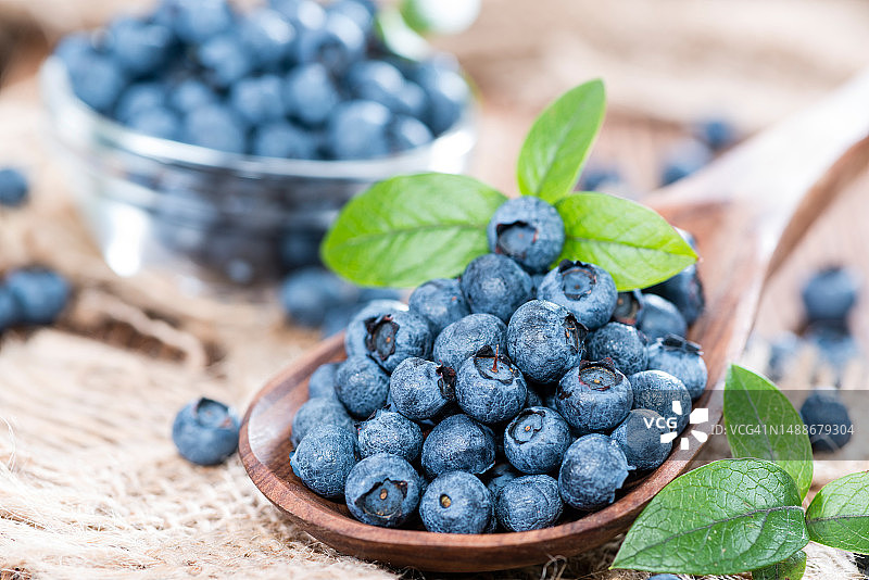木勺上的新鲜蓝莓图片素材