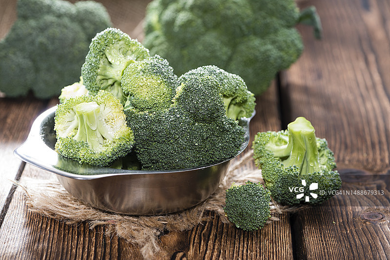 木质背景上的新鲜西兰花碗（罗马尼亚）图片素材