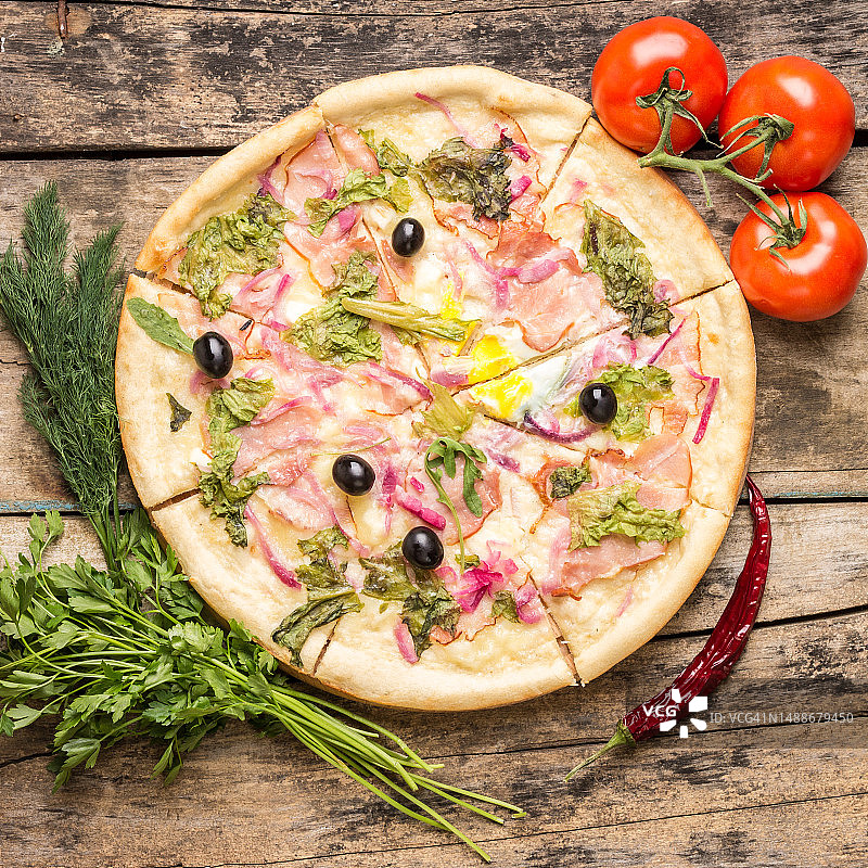 木质背景上的食材披萨食谱图片素材