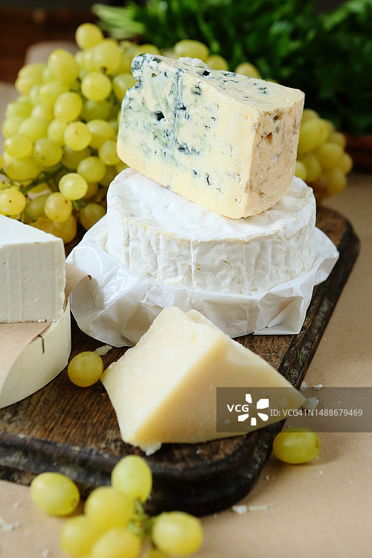 葡萄背景下的各种奶酪，罗马尼亚美食图片素材