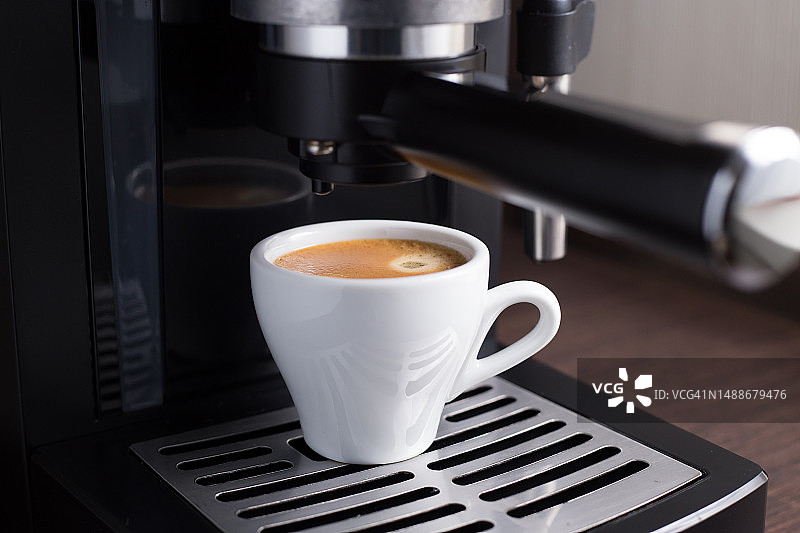 家用咖啡机制作浓咖啡，在罗马尼亚家中冲泡浓咖啡图片素材