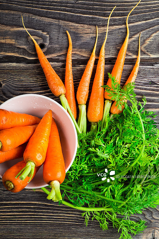 木制乡村背景上的新鲜有机胡萝卜（罗马尼亚）图片素材
